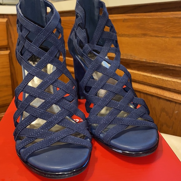 TANY  navy blocked heels size 7m NWT - Picture 10 of 10